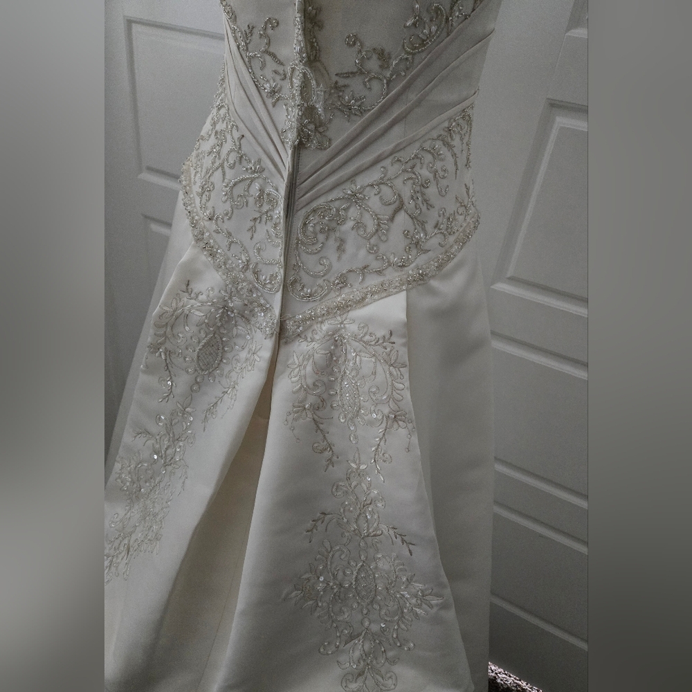 Elegant White Strapless Wedding Dress - Picture 7 of 9